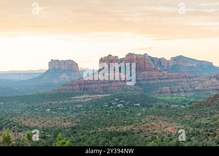 Rote Felsformationen in Sedona, während eines ruhigen, pastellfarbenen Sonnenuntergangs. Stockfoto