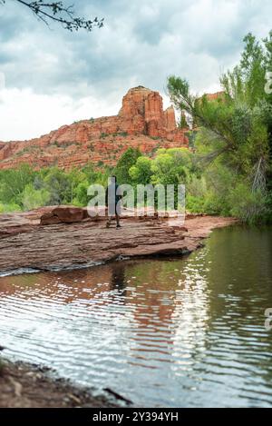 Mann, der am Wasser entlang läuft, vor der Kulisse der Kathedrale Stockfoto