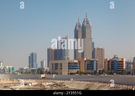 Die Skyline mit den Al-Kazim-Türmen in Dubai, Vereinigte Arabische Emirate Stockfoto