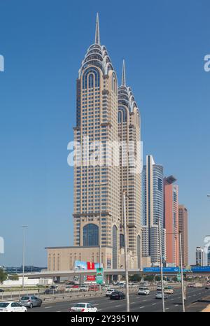 Die Skyline mit den Al-Kazim-Türmen in Dubai, Vereinigte Arabische Emirate Stockfoto