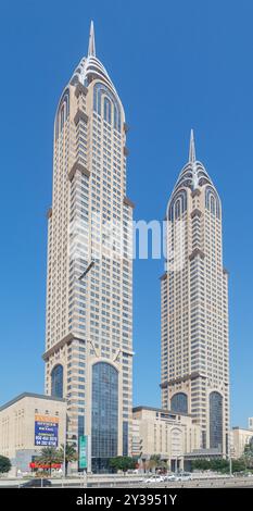 Die Skyline mit den Al-Kazim-Türmen in Dubai, Vereinigte Arabische Emirate Stockfoto