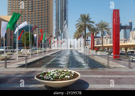Der Eingang der Dubai Mall mit Palmen, Vereinigte Arabische Emirate Stockfoto