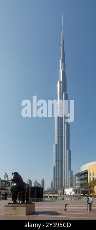 Botero Fat Horse Statue und der Burj Khalifa moderne Turm Wolkenkratzer Turm an sonnigen Tagen in Dubai, Vereinigte Arabische Emirate Stockfoto