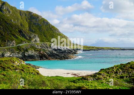 Malerische türkisfarbene Bucht mit Klippen entlang der norwegischen Panoramastraße Andøya, verläuft entlang des äußeren Randes von Andøya zwischen Andenes und Bjørnskinn Stockfoto