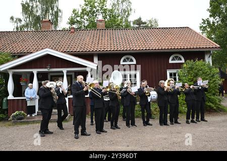 Torsby, Schweden. September 2024. Der Trauerzug für Fußballtrainer Sven-Göran Eriksson geht am 13. September 2024 zum Homestead Museum in Torsby, Schweden. Foto: Tommy Pedersen/TT/Code 10650 Credit: TT News Agency/Alamy Live News Stockfoto