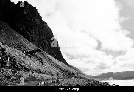 Dramatische Berg- und Küstenstraße entlang der norwegischen Panoramastraße Andøya, die entlang des äußeren Randes von Andøya zwischen Andenes und Bjørnskinn verläuft Stockfoto