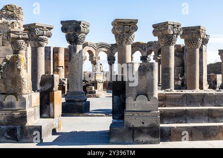 Säulen der Kathedrale von Zvartnots in Armenien an sonnigen Sommertagen. Die Ruinen von Zvartnots sind zum UNESCO-Weltkulturerbe erklärt Stockfoto