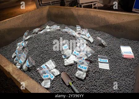 Kiruna, Schweden - 07.09.2024: Bergbauwagen mit Eisenerzpellets im Besucherzentrum der Eisenerzmine im Besitz der LKAB Stockfoto