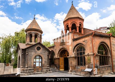 Kapelle Mausoleum der St. Ananias Apostel und Zoravor St. Astvatsatsin (Heilige Mutter Gottes) Kirche in Jerewan am Sommermorgen Stockfoto