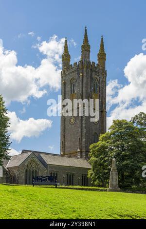 Die Kirche Saint Pancras im Dorf Widecombe-in-the-Moor im Dartmoor-Nationalpark, Devon, England. Stockfoto