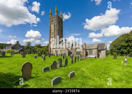 Die Kirche Saint Pancras im Dorf Widecombe-in-the-Moor im Dartmoor-Nationalpark, Devon, England. Stockfoto