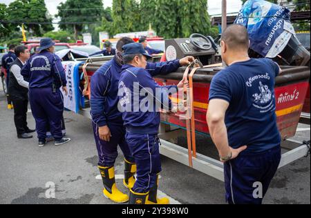 Chiang Mai, Thailand. September 2024. Rettungsbeamte aus der Gemeinde Chiang Mai sichern ein Flachbodenboot auf einem Anhänger, das für Überschwemmungsopfer im Bezirk Mae Ai, Chiang Mai, Thailand, eingesetzt werden soll. Um das Hochwasserproblem im Bezirk Mae ai anzugehen, hat die Stadtverwaltung Chiang Mai Personal und Ausrüstung eingesetzt, darunter Rettungsfahrzeuge, Flachbodenboote, Wassertankschiffe, Kräne, Bagger, LKWs und Krankenwagen, um den Hochwasseropfern zu helfen. Die Operation dauert voraussichtlich etwa 5 Tage. Quelle: SOPA Images Limited/Alamy Live News Stockfoto