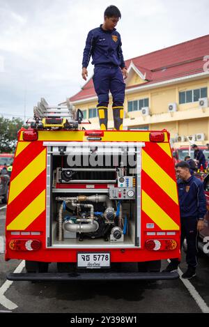 Chiang Mai, Thailand. September 2024. Rettungsbeamte aus der Gemeinde Chiang Mai inspizieren das Rettungsfahrzeug, bevor sie aufbrechen, um den Überschwemmungsopfern im Bezirk Mae Ai, Chiang Mai, Thailand, zu helfen. Um das Hochwasserproblem im Bezirk Mae ai anzugehen, hat die Stadtverwaltung Chiang Mai Personal und Ausrüstung eingesetzt, darunter Rettungsfahrzeuge, Flachbodenboote, Wassertankschiffe, Kräne, Bagger, LKWs und Krankenwagen, um den Hochwasseropfern zu helfen. Die Operation dauert voraussichtlich etwa 5 Tage. Quelle: SOPA Images Limited/Alamy Live News Stockfoto