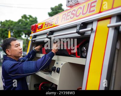 Chiang Mai, Thailand. September 2024. Ein Rettungsbeamter aus der Gemeinde Chiang Mai inspiziert die Ausrüstung im Rettungsfahrzeug, bevor er aufbricht, um den Überschwemmungsopfern im Bezirk Mae Ai, Chiang Mai, Thailand, zu helfen. Um das Hochwasserproblem im Bezirk Mae ai anzugehen, hat die Stadtverwaltung Chiang Mai Personal und Ausrüstung eingesetzt, darunter Rettungsfahrzeuge, Flachbodenboote, Wassertankschiffe, Kräne, Bagger, LKWs und Krankenwagen, um den Hochwasseropfern zu helfen. Die Operation dauert voraussichtlich etwa 5 Tage. Quelle: SOPA Images Limited/Alamy Live News Stockfoto