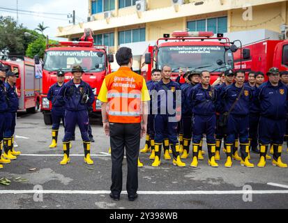 Chiang Mai, Thailand. September 2024. Asanee Buranupakorn (C), Bürgermeister der Gemeinde Chiang Mai, spricht vor seiner Abreise mit Beamten der Gemeinde, um den Überschwemmungsopfern im Bezirk Mae Ai, Chiang Mai, Thailand, zu helfen. Um das Hochwasserproblem im Bezirk Mae ai anzugehen, hat die Stadtverwaltung Chiang Mai Personal und Ausrüstung eingesetzt, darunter Rettungsfahrzeuge, Flachbodenboote, Wassertankschiffe, Kräne, Bagger, LKWs und Krankenwagen, um den Hochwasseropfern zu helfen. Die Operation dauert voraussichtlich etwa 5 Tage. Quelle: SOPA Images Limited/Alamy Live News Stockfoto