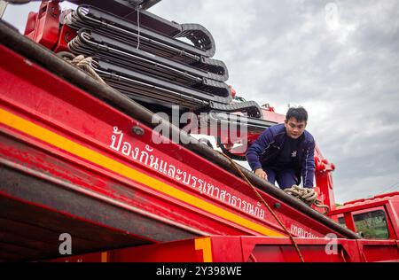 Chiang Mai, Thailand. September 2024. Ein Rettungsbeamter aus der Gemeinde Chiang Mai inspiziert ein Flachbodenboot auf einem LKW, mit dem Überschwemmungsopfern im Bezirk Mae Ai, Chiang Mai, Thailand, geholfen werden soll. Um das Hochwasserproblem im Bezirk Mae ai anzugehen, hat die Stadtverwaltung Chiang Mai Personal und Ausrüstung eingesetzt, darunter Rettungsfahrzeuge, Flachbodenboote, Wassertankschiffe, Kräne, Bagger, LKWs und Krankenwagen, um den Hochwasseropfern zu helfen. Die Operation dauert voraussichtlich etwa 5 Tage. Quelle: SOPA Images Limited/Alamy Live News Stockfoto