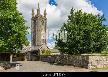 Die Kirche Saint Pancras im Dorf Widecombe-in-the-Moor im Dartmoor-Nationalpark, Devon, England. Stockfoto