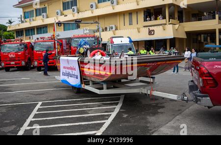 Chiang Mai, Thailand. September 2024. Rettungsbeamte der Gemeinde Chiang Mai transportieren ein Flachbodenboot auf einem Anhänger, um den Überschwemmungsopfern im Bezirk Mae Ai, Chiang Mai, Thailand, zu helfen. Um das Hochwasserproblem im Bezirk Mae ai anzugehen, hat die Stadtverwaltung Chiang Mai Personal und Ausrüstung eingesetzt, darunter Rettungsfahrzeuge, Flachbodenboote, Wassertankschiffe, Kräne, Bagger, LKWs und Krankenwagen, um den Hochwasseropfern zu helfen. Die Operation dauert voraussichtlich etwa 5 Tage. (Foto: Pongmanat Tasiri/SOPA Images/SIPA USA) Credit: SIPA USA/Alamy Live News Stockfoto