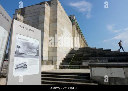 Zeppelinfeld Nürnberg Zeppelin Field Nazi Tribune Besucher auf Treppen Großstand Stadion, Nürnberg, Deutschland Europa Informationstafeln erläuternder Text Stockfoto