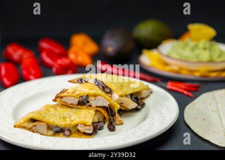 Quesadilla mit Hühnerfleisch und Bohnen und Guacamole mit Nachos Stockfoto