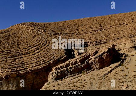 Die Dades-Schlucht wird von einem gewundenen Asphaltstreifen durchzogen, der von den Einheimischen als „Straße der Tausend Kasbahs“ bezeichnet wird. Stockfoto