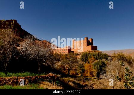 Die Dades-Schlucht wird von einem gewundenen Asphaltstreifen durchzogen, der von den Einheimischen als „Straße der Tausend Kasbahs“ bezeichnet wird. Stockfoto