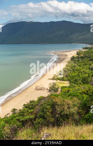 Hervorragende Aussicht vom Rex Lookout auf der Sandküste von Coral See in Queensland, Australien. Sie liegt 20 km südlich von Port Douglas. Stockfoto