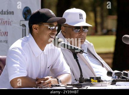 PGA-Superstar Tiger Woods, links (Earl Woods rechts) beantwortet Fragen zu seiner einwöchigen Army-Erfahrung in Fort Bragg, N.C., während einer Pressekonferenz dort am 16. April nach einer Jugendgolfklinik. Woods nahm an einer Vielzahl von Trainingsereignissen Teil, darunter ein Sprung aus einem Flugzeug. Neben Woods ist sein Vater Earl, ein Veteran der Armee und ehemaliger Green Beret, der in Fort Bragg diente. Foto: K. Kassens (US Army) Stockfoto