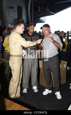 Arabian Gulf (3. März 2004) – die Profi-Golfspieler Tiger Woods und Mark O'Mara sprechen mit der Crew in der Hanger Bay und erzählen den Mitgliedern des nuklearbetriebenen Flugzeugträgers USS George Washington (CVN73), dass „Wir und alle Golfer der PGA stolz darauf sind, was Sie tun“. Stockfoto