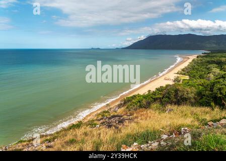 Hervorragende Aussicht vom Rex Lookout auf der Sandküste von Coral See in Queensland, Australien. Sie liegt 20 km südlich von Port Douglas. Stockfoto