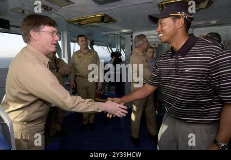 Arabian Gulf (3. März 2004) – Tiger Woods trifft auf die Fahnenbrücke des Flugzeugträgers USS George Washington (CVN 73). Die George Washington Carrier Strike Group (CSG) und Carrier Air Wing Seven (CVW-7) sind im Arabischen Golf stationiert. Stockfoto