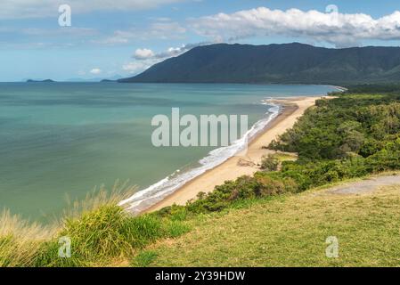 Hervorragende Aussicht vom Rex Lookout auf der Sandküste von Coral See in Queensland, Australien. Sie liegt 20 km südlich von Port Douglas. Stockfoto