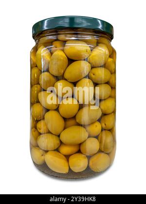 Große ganze grüne Oliven in Salzlake in großem Glasgefäß isoliert auf weiß mit Schnittpfad enthalten Stockfoto