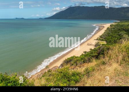 Hervorragende Aussicht vom Rex Lookout auf der Sandküste von Coral See in Queensland, Australien. Sie liegt 20 km südlich von Port Douglas. Stockfoto