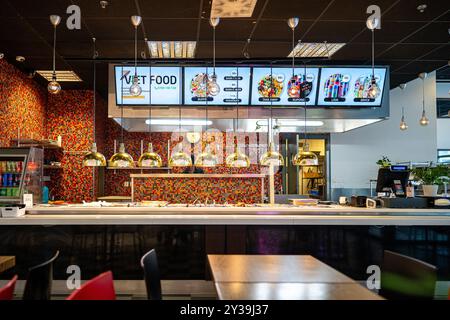 Asiatisches Streetfood zum Verkauf im Geschäftsviertel der Innenstadt oder im Stadtzentrum von Norrköping, Schweden 2024. Stockfoto