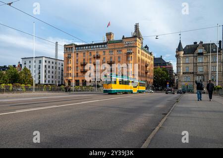 Straßenbahn auf der Brücke Saltängsbron am nördlichen Teil der Hauptstraße Drottninggatan in Norrköping, Schweden. Die gelben Straßenbahnen sind ein Wahrzeichen für Norrköping. Stockfoto