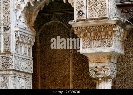 Al-Attarine Madrasa, Fes, Marokko, die schönste Madrasa in Fes, war eine der Hauptschulen der koranischen Religionslehre Stockfoto