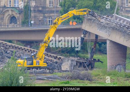 13.09.2024. Abrissarbeiten am Brückenzug der Carolabrücke in Dresden. Am Mittwoch 11.09.2024 um 2,59 Uhr stürzte ein Teil der Carolabrücke in Dresden ein. *** 13 09 2024 Abbrucharbeiten an der Carolabrücke-Brücke in Dresden ein Teil der Carolabrücke-Brücke in Dresden brach am Mittwoch 11 09 2024 um 59 Uhr zusammen Stockfoto