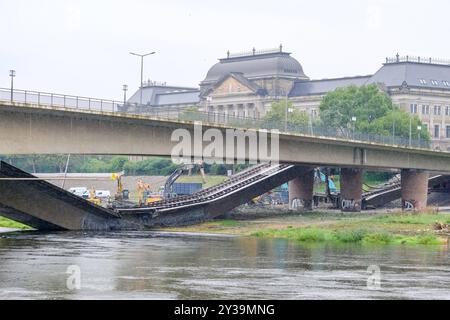 13.09.2024. Abrissarbeiten am Brückenzug der Carolabrücke in Dresden. Am Mittwoch 11.09.2024 um 2,59 Uhr stürzte ein Teil der Carolabrücke in Dresden ein. *** 13 09 2024 Abbrucharbeiten an der Carolabrücke-Brücke in Dresden ein Teil der Carolabrücke-Brücke in Dresden brach am Mittwoch 11 09 2024 um 59 Uhr zusammen Stockfoto