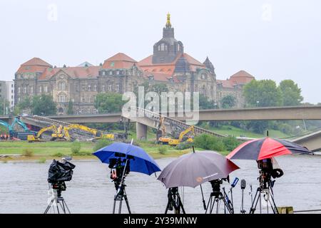 13.09.2024. Abrissarbeiten am Brückenzug der Carolabrücke in Dresden. Am Mittwoch 11.09.2024 um 2,59 Uhr stürzte ein Teil der Carolabrücke in Dresden ein. *** 13 09 2024 Abbrucharbeiten an der Carolabrücke-Brücke in Dresden ein Teil der Carolabrücke-Brücke in Dresden brach am Mittwoch 11 09 2024 um 59 Uhr zusammen Stockfoto