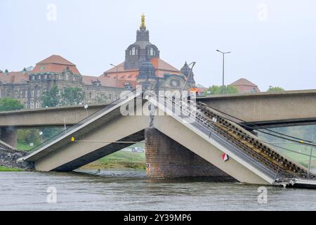 13.09.2024. Abrissarbeiten am Brückenzug der Carolabrücke in Dresden. Am Mittwoch 11.09.2024 um 2,59 Uhr stürzte ein Teil der Carolabrücke in Dresden ein. *** 13 09 2024 Abbrucharbeiten an der Carolabrücke-Brücke in Dresden ein Teil der Carolabrücke-Brücke in Dresden brach am Mittwoch 11 09 2024 um 59 Uhr zusammen Stockfoto