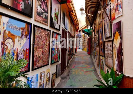 Fes, Marokko. Der Souk bietet Kunsthandwerk und typische Produkte Stockfoto