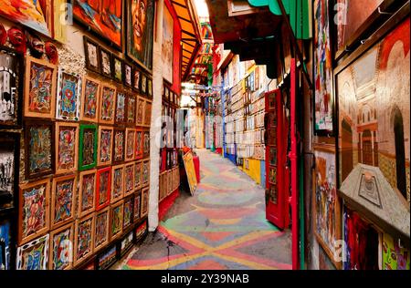 Fes, Marokko. Der Souk bietet Kunsthandwerk und typische Produkte Stockfoto