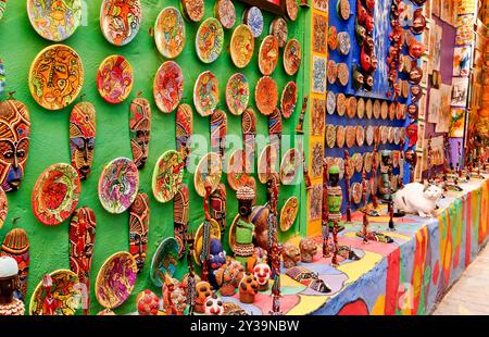 Fes, Marokko. Der Souk bietet Kunsthandwerk und typische Produkte Stockfoto