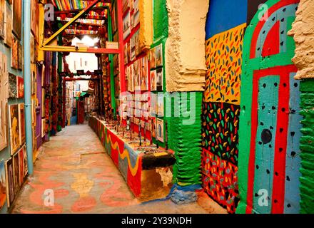 Fes, Marokko. Der Souk bietet Kunsthandwerk und typische Produkte Stockfoto