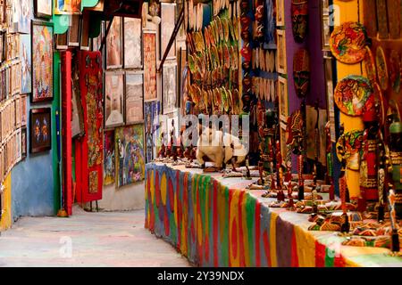 Fes, Marokko. Der Souk bietet Kunsthandwerk und typische Produkte Stockfoto