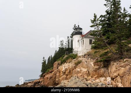 Ein Blick auf die Bass Harbor Head Light Station auf den Klippen der Küste von Maine. Stockfoto