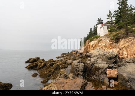 Ein Blick auf die Bass Harbor Head Light Station auf den Klippen der Küste von Maine. Stockfoto