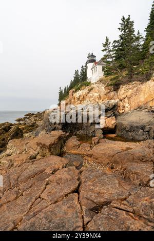 Ein Blick auf die Bass Harbor Head Light Station auf den Klippen der Küste von Maine. Stockfoto