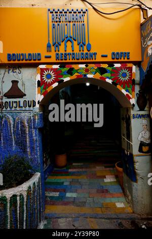 Fes, Marokko. Der Souk bietet Kunsthandwerk und typische Produkte Stockfoto